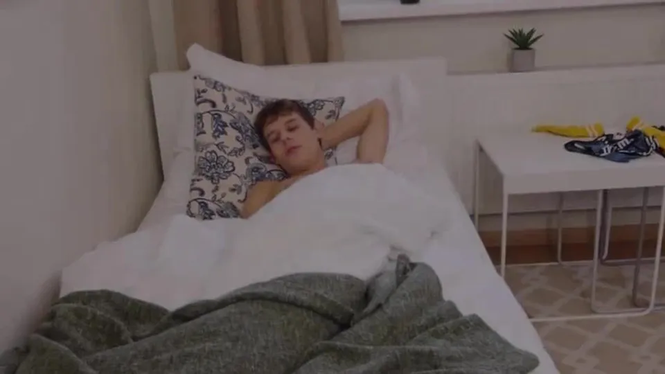 Excité ce matin il baise son compagnon de chambre