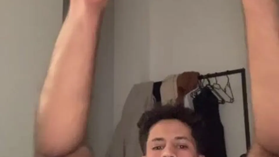 Issam's Naakte Striptise