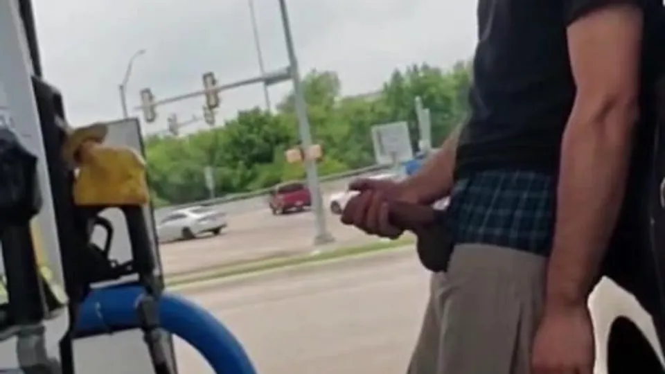 Extreme exhibitionist beating off outside - ThisVid.com