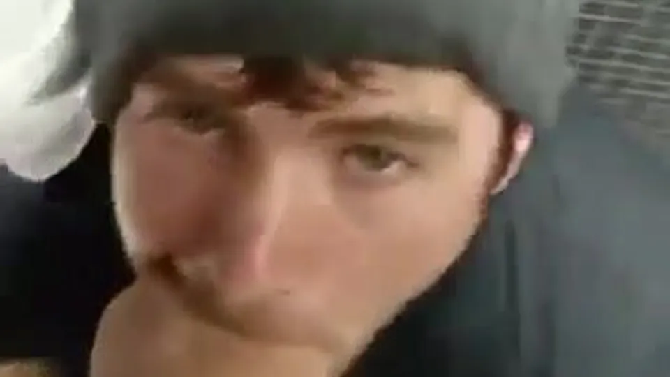 Face fuck in a public bathroom - ThisVid.com