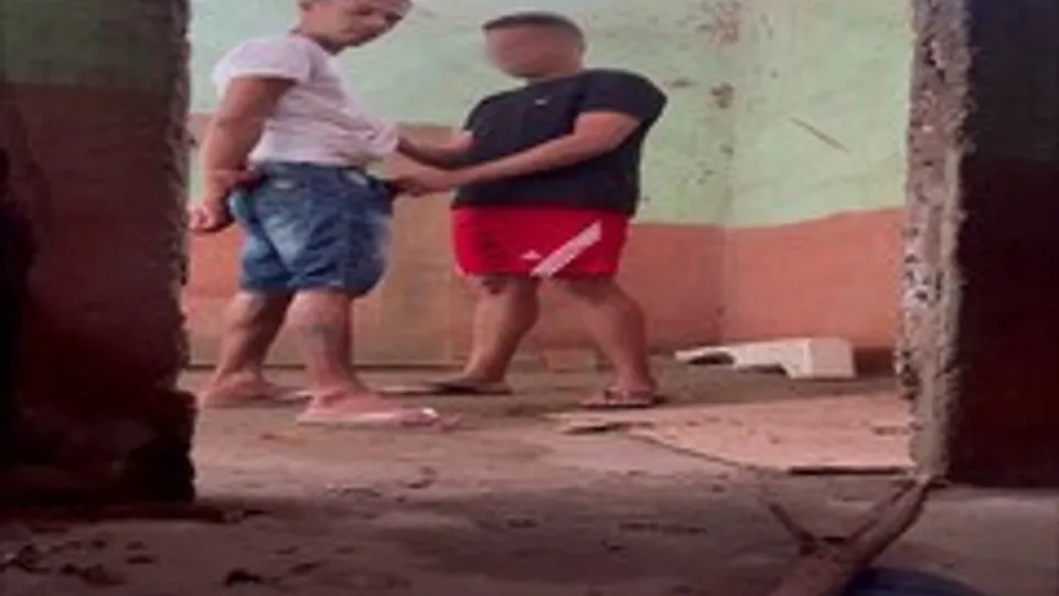 Fag checking the goods out before paying! lol! - ThisVid.com
