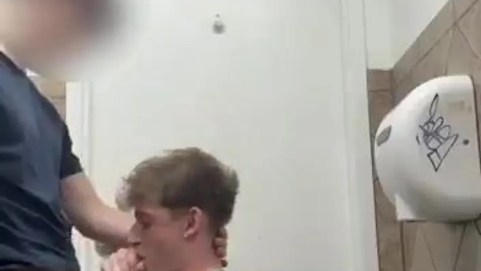 Faggot fucked in the bathroom - ThisVid.com