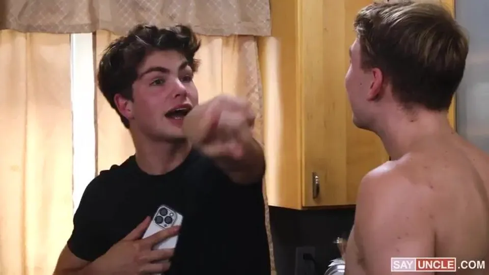 คู่ชายคุ้นเคย: ร้อนและรักใคร่