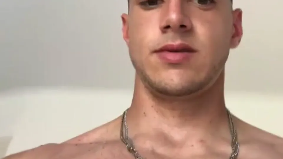 体毛茂盛的肌肉男在行动