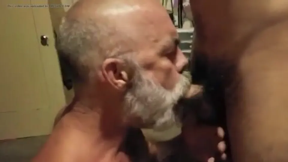 Feeding my hungry old guy - ThisVid.com