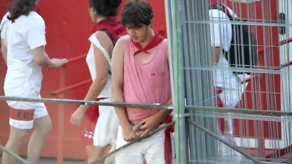 Feria pissing guy - ThisVid.com