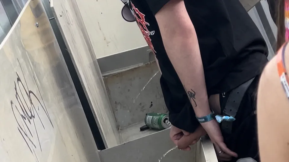 Festival Pisser - video 2 - ThisVid.com