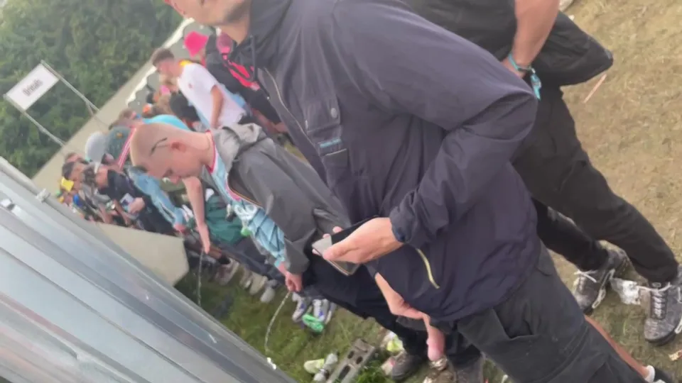 Festival pissing - video 7 - ThisVid.com