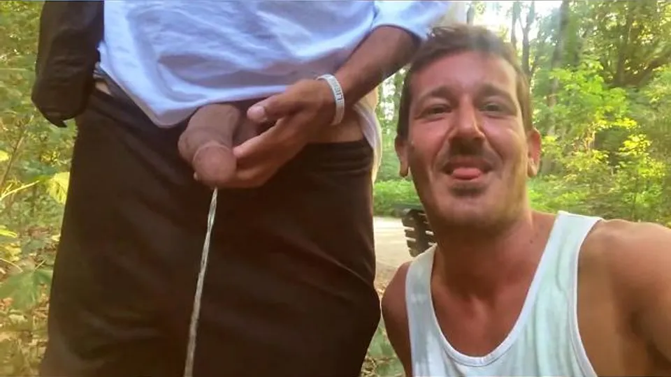 Filming a Stranger Pissing in the Park - ThisVid.com