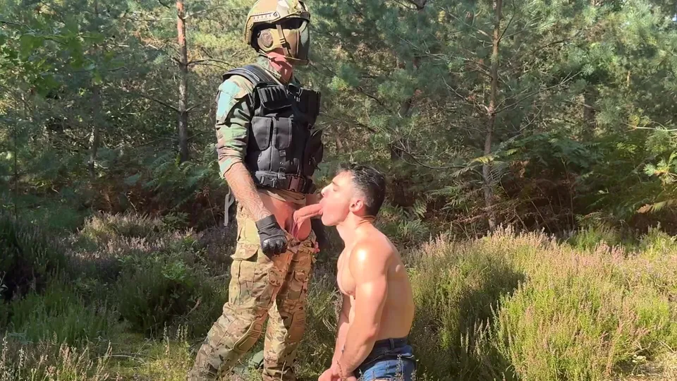 Fit guy gets nailed in the woods - ThisVid.com
