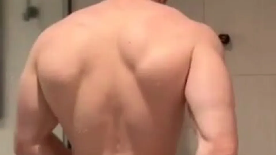 Fit guy in the shower - ThisVid.com