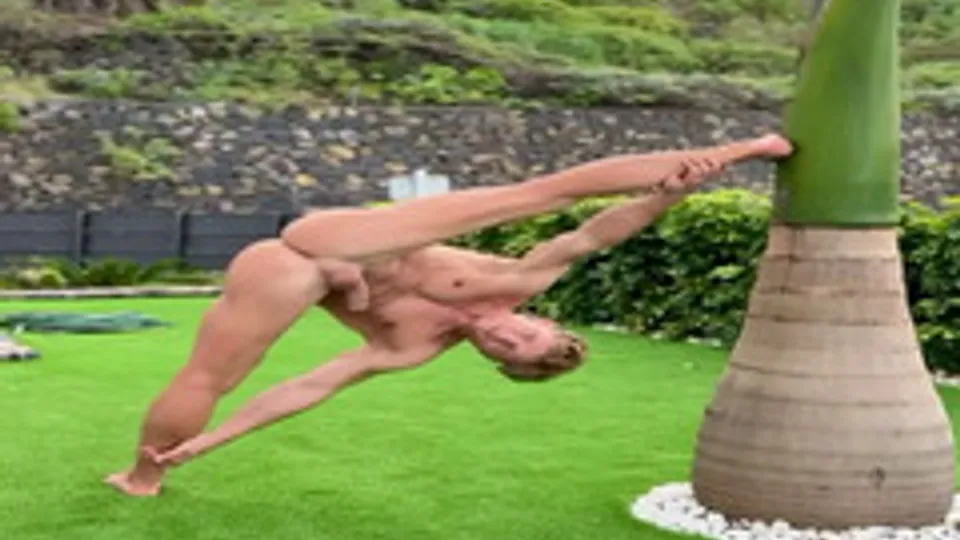 Fit handsome white stud naked flexing - ThisVid.com