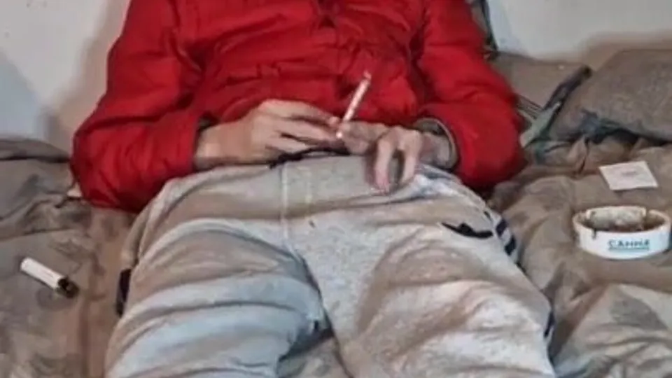 Fit UK chav smokes and has a wank - ThisVid.com