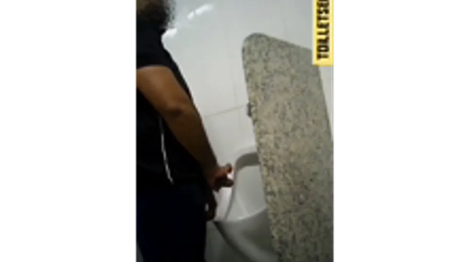Flagras e vadiagens no banheiro público – 69