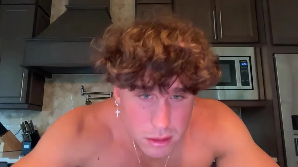 Florida White Boy Shows Off His Ass In The Kitchen - ThisVid.com