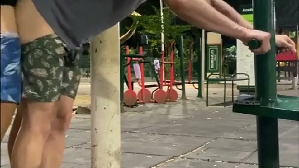 Foda no parque - ThisVid.com