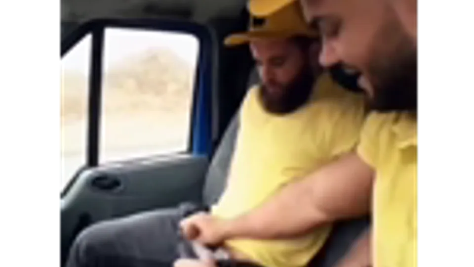 Fodeção dos motoristas no baú da van