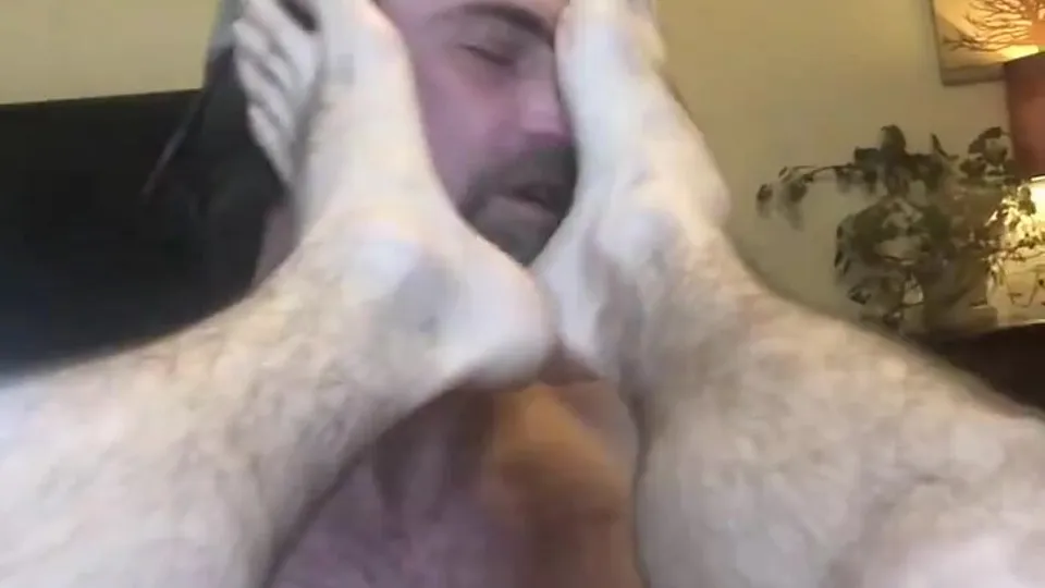 Foot Popper Slave Worships Feet - ThisVid.com