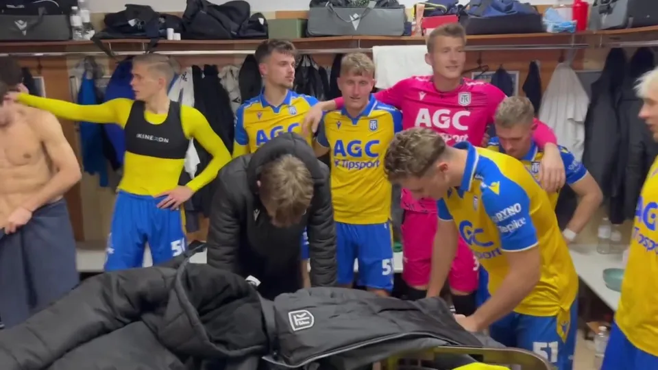 Football lockers penis video accidentally posted online - ThisVid.com