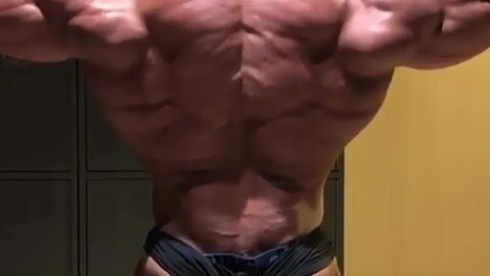 FREAKIEST BODYBUILDER FLEXES SO EFFORTLESSLY!!! - ThisVid.com