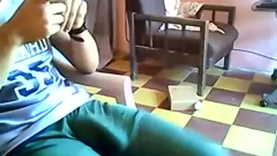 Freeballer showing off his dick in trackies - ThisVid.com