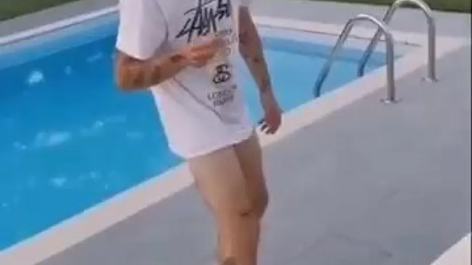 Friend naked in the pool - ThisVid.com