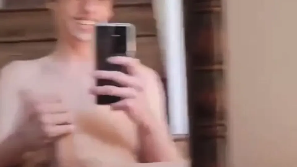 Friend walks in on guy wanking - ThisVid.com