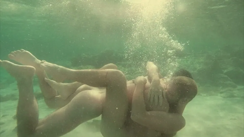 FRIENDS AT THE BEACH - ThisVid.com