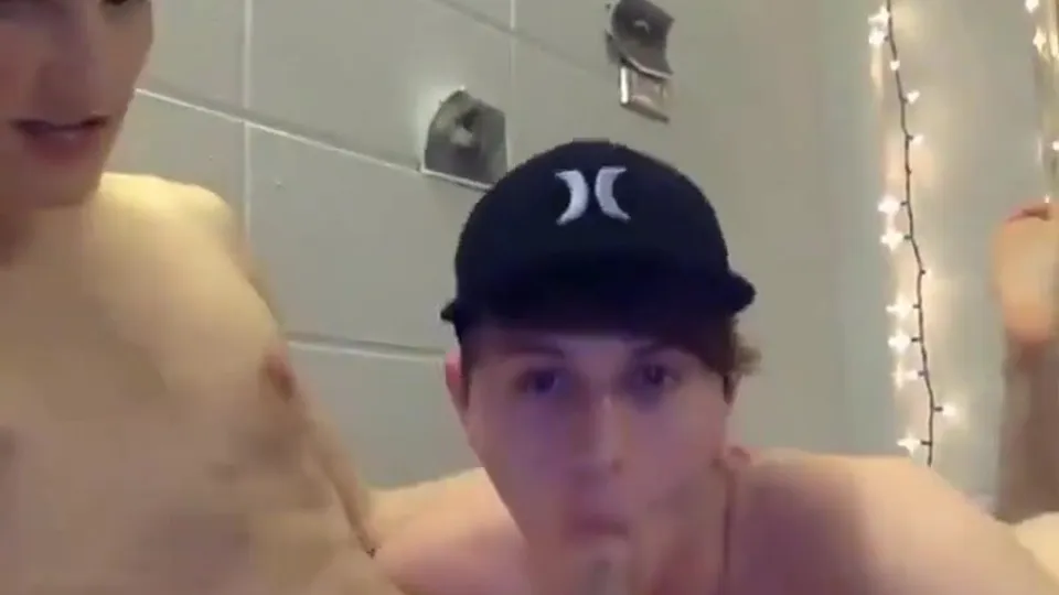 Friends experimenting - ThisVid.com