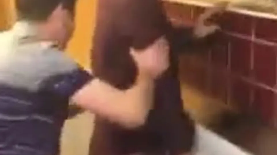 Friends pissing about at the urinals - ThisVid.com