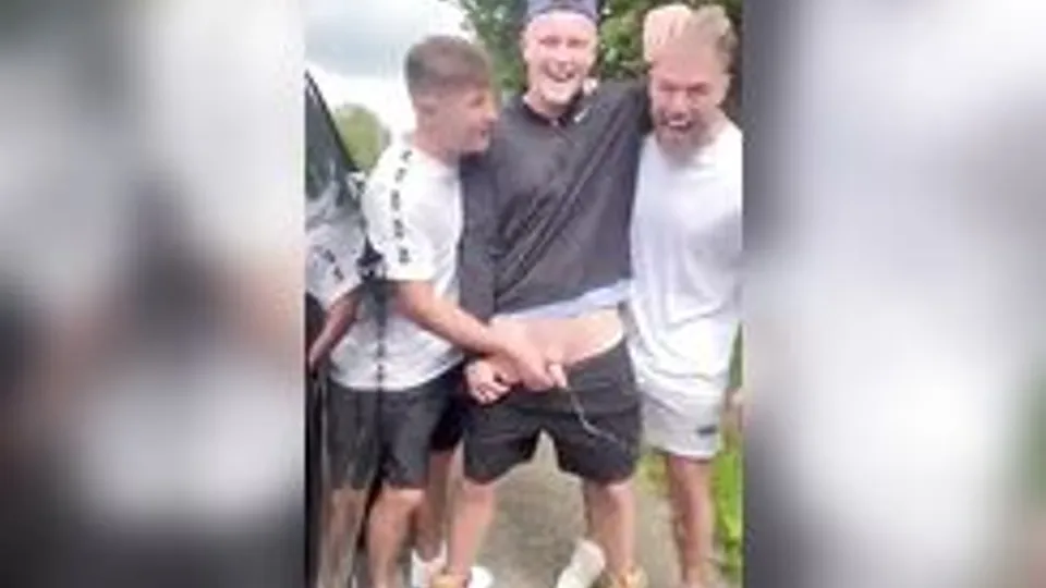 Friends pissing together2