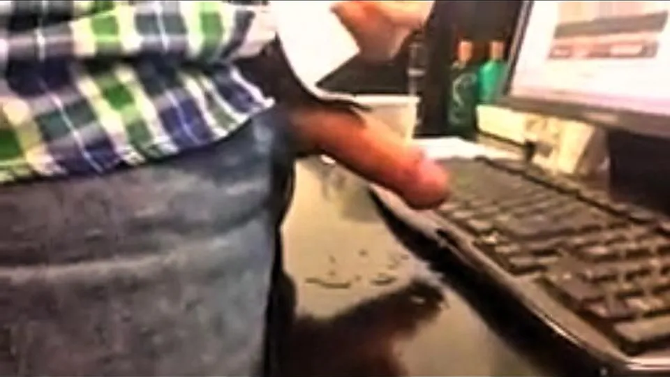 Front desk guy cum all over the desk and keyboard - ThisVid.com
