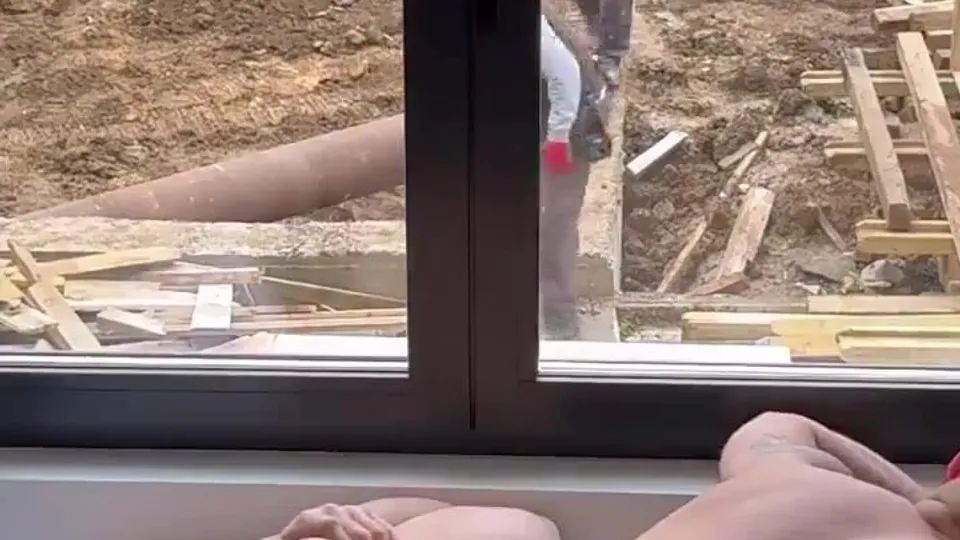 Fucking in front of the workers - ThisVid.com