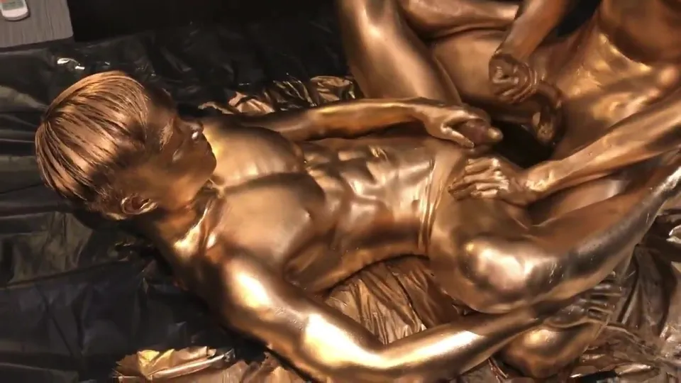 금색으로 칠한 게이 섹스