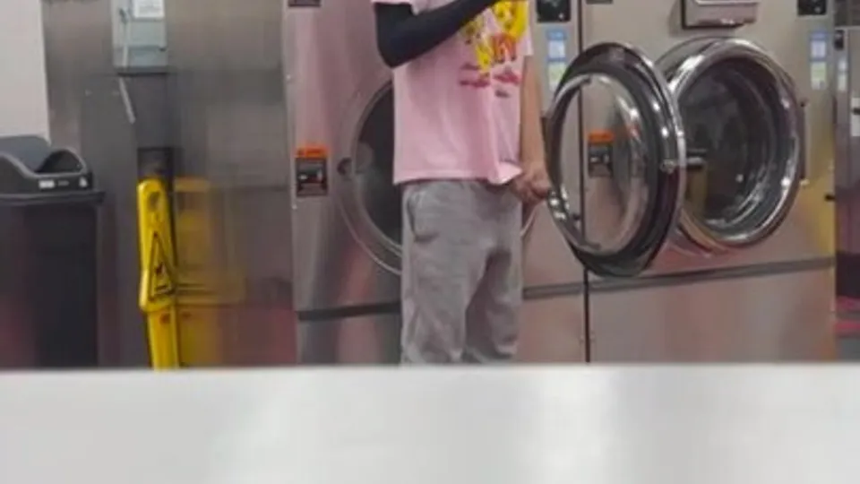 Fun in a laundromat - ThisVid.com
