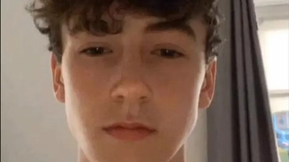 Gabriel - a French boy cums