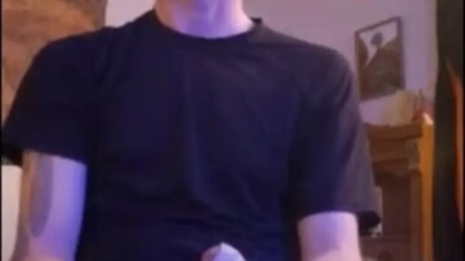 Gamer exposes big dick and cums - ThisVid.com