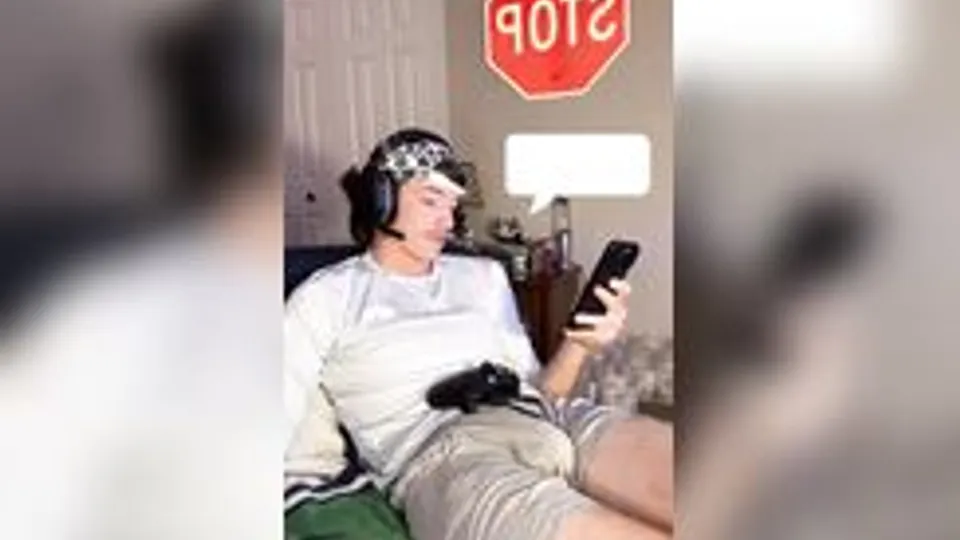 Gamer flexing bulge on Tiktok live cam porn