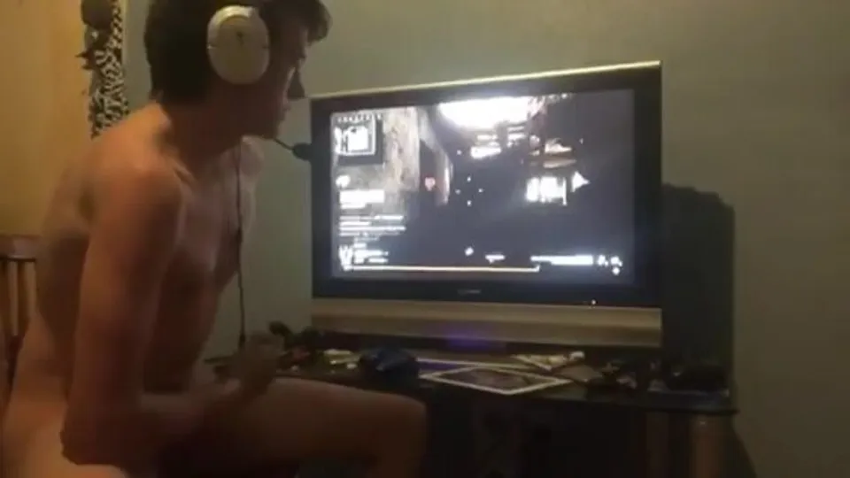 Gamer guy secretly wanking with friends on the call (Clean) - ThisVid.com
