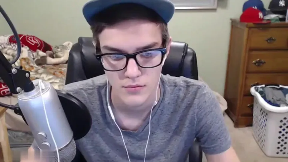 Gamer twink jerks off - CB