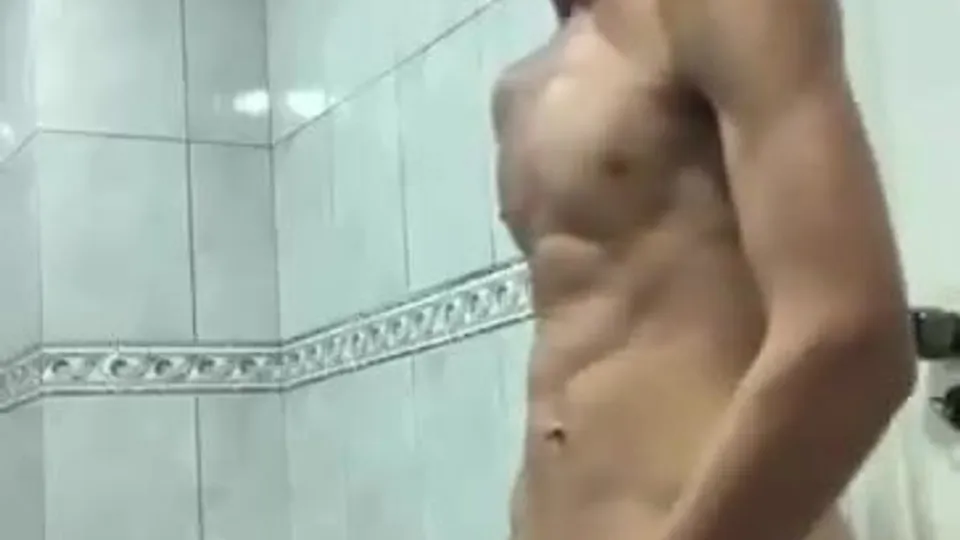 Garoto batendo punheta no banheiro