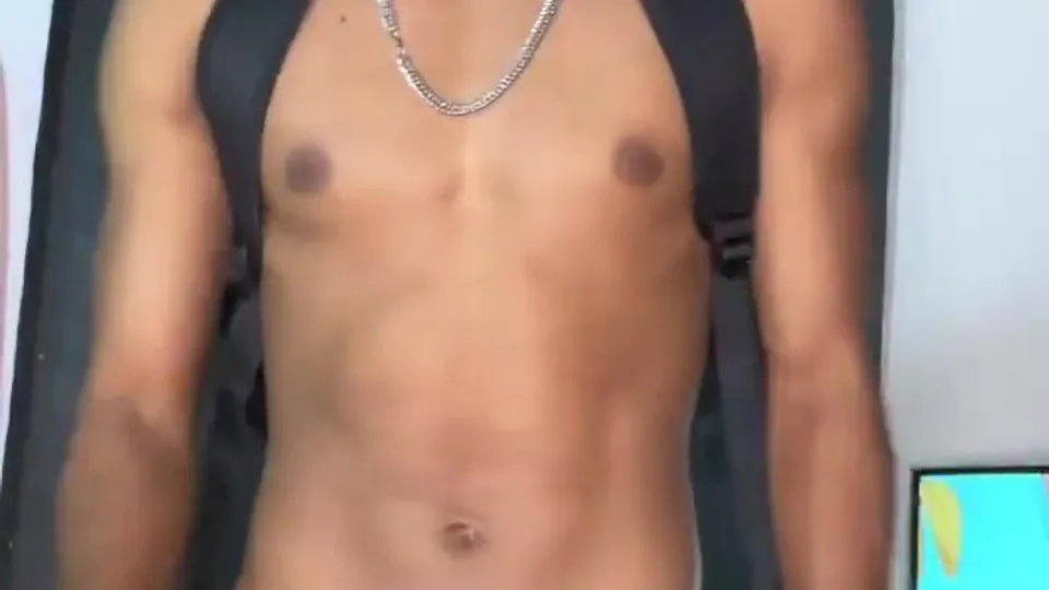 Garoto dançando  pelado de pau mole