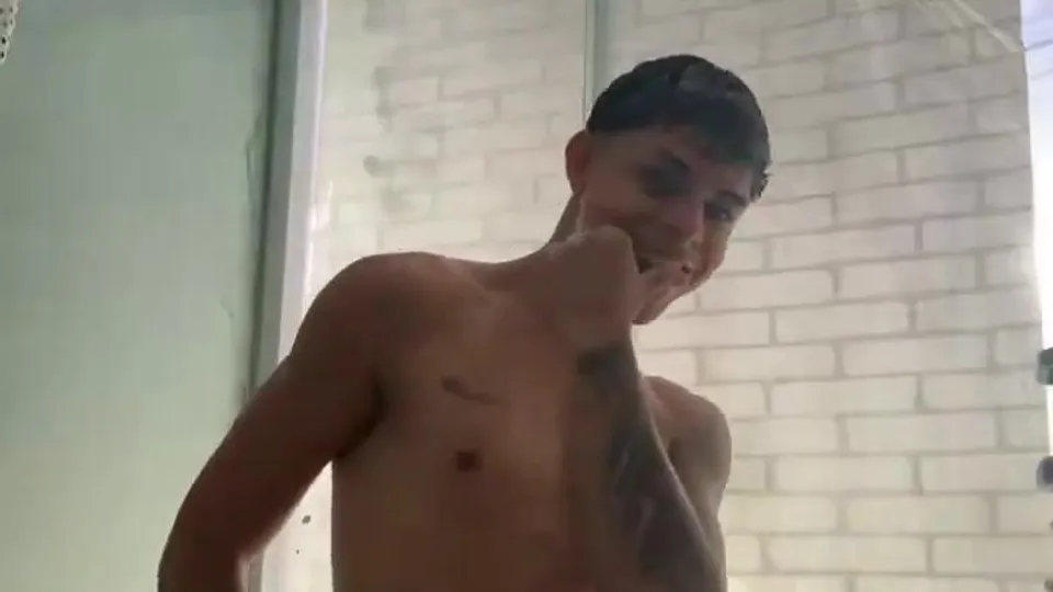 Garoto dançando pelado solo