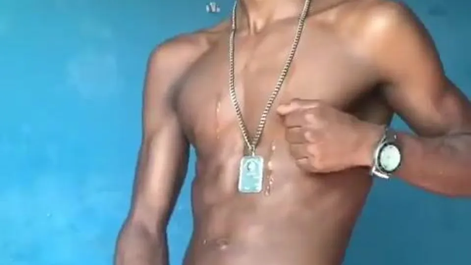 Garoto dotado moreno exibindo