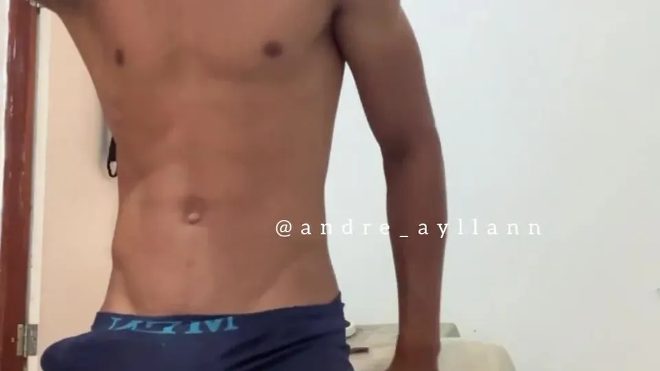 Garoto latino Andre gozando  masturbando