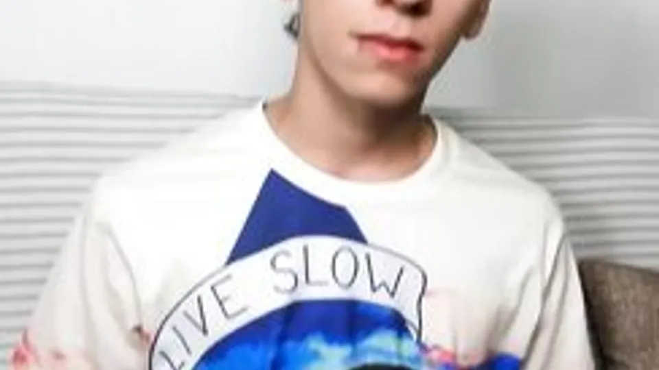 Garoto latino DANI sendo entrvistado batendo punheta e gozando muito