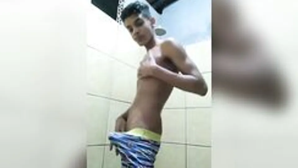 ]]Garoto latino mega dotado bate punheta no banheiro[[
