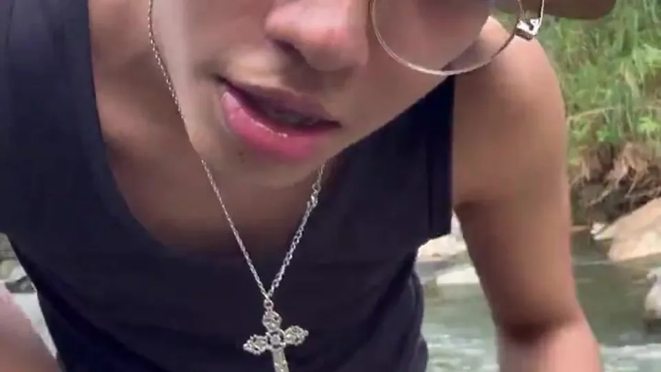 Garoto latino nerd