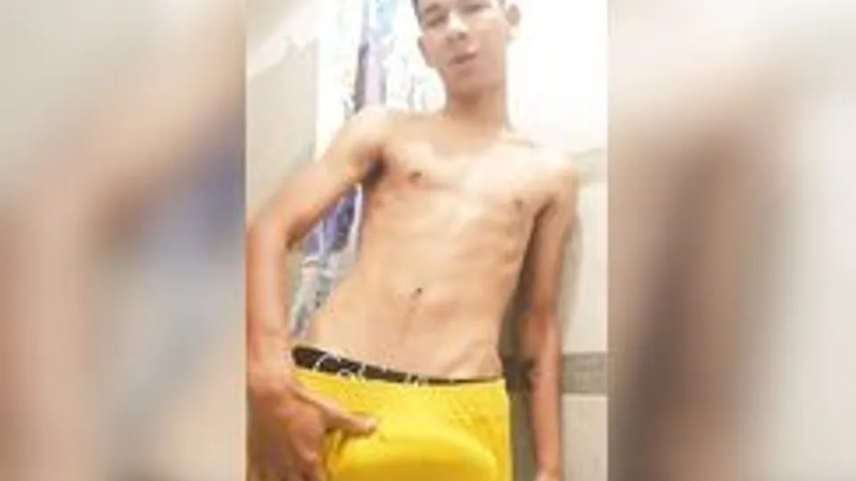 [Garoto latino numa punheta solitária com muito gozo]