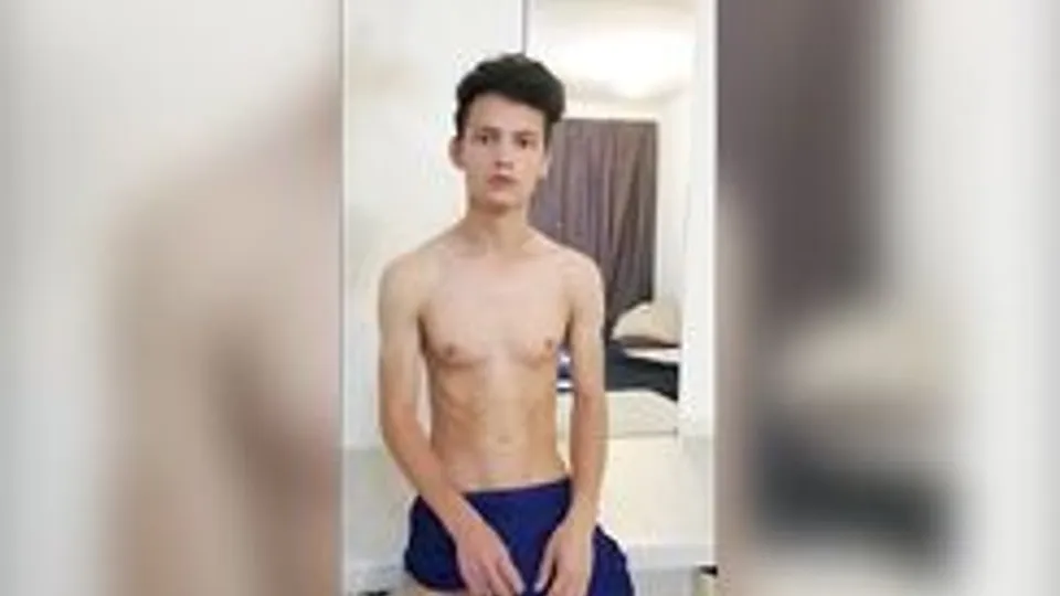 [Garoto magrinho trabalhando numa punheta em seu quarto]
